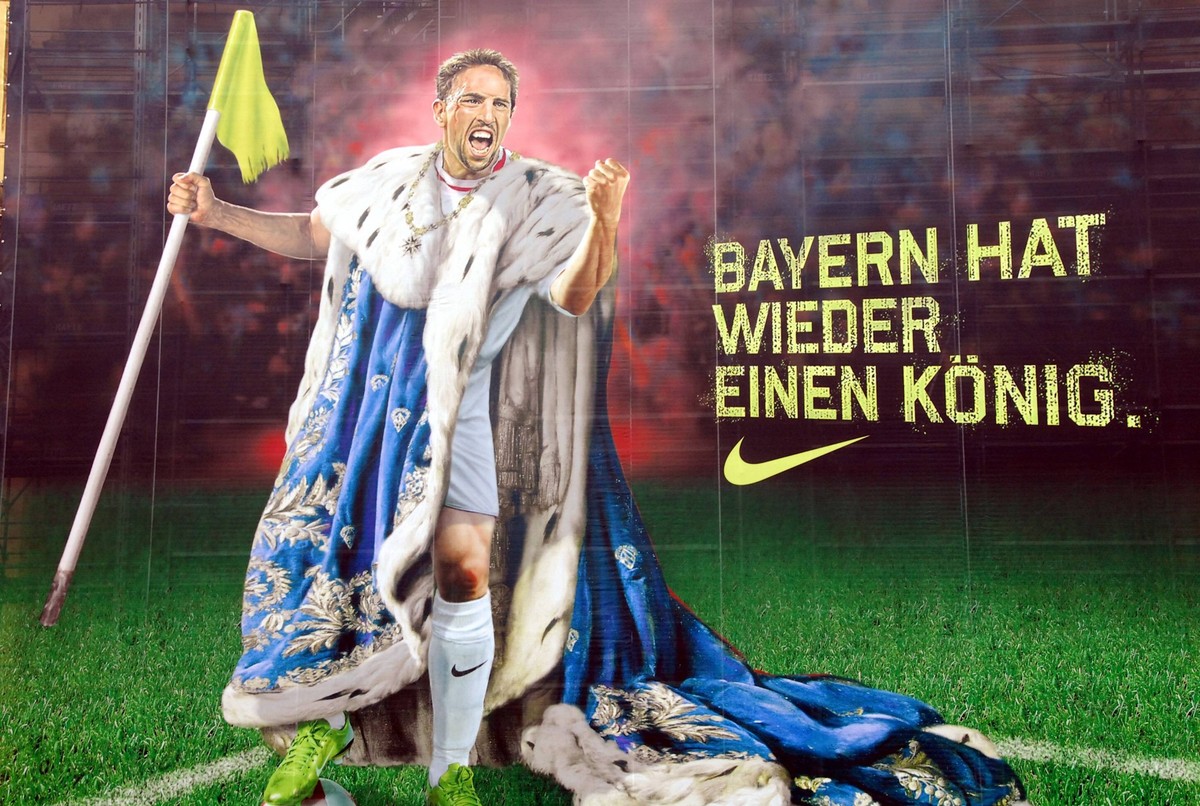 Bildnummer: 03018602 Datum: 08.08.2007 Copyright: imago/Lindenthaler
Bayern hat wieder einen K�nig. - Franck Ribery jubelt auf einem Nike Werbeplakat im k�niglichen Gewand; Frank, Vdig, quer, Plakat, ...