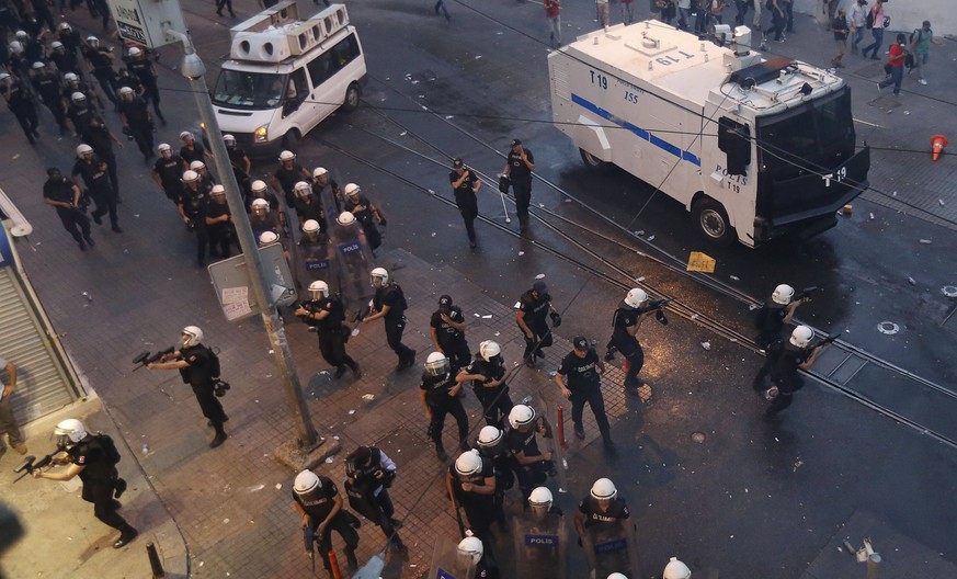 Chaotische Situation: Türkische Polizisten verhaften linke PKK-Anhänger und ultrareligiöse IS-Terroristen.