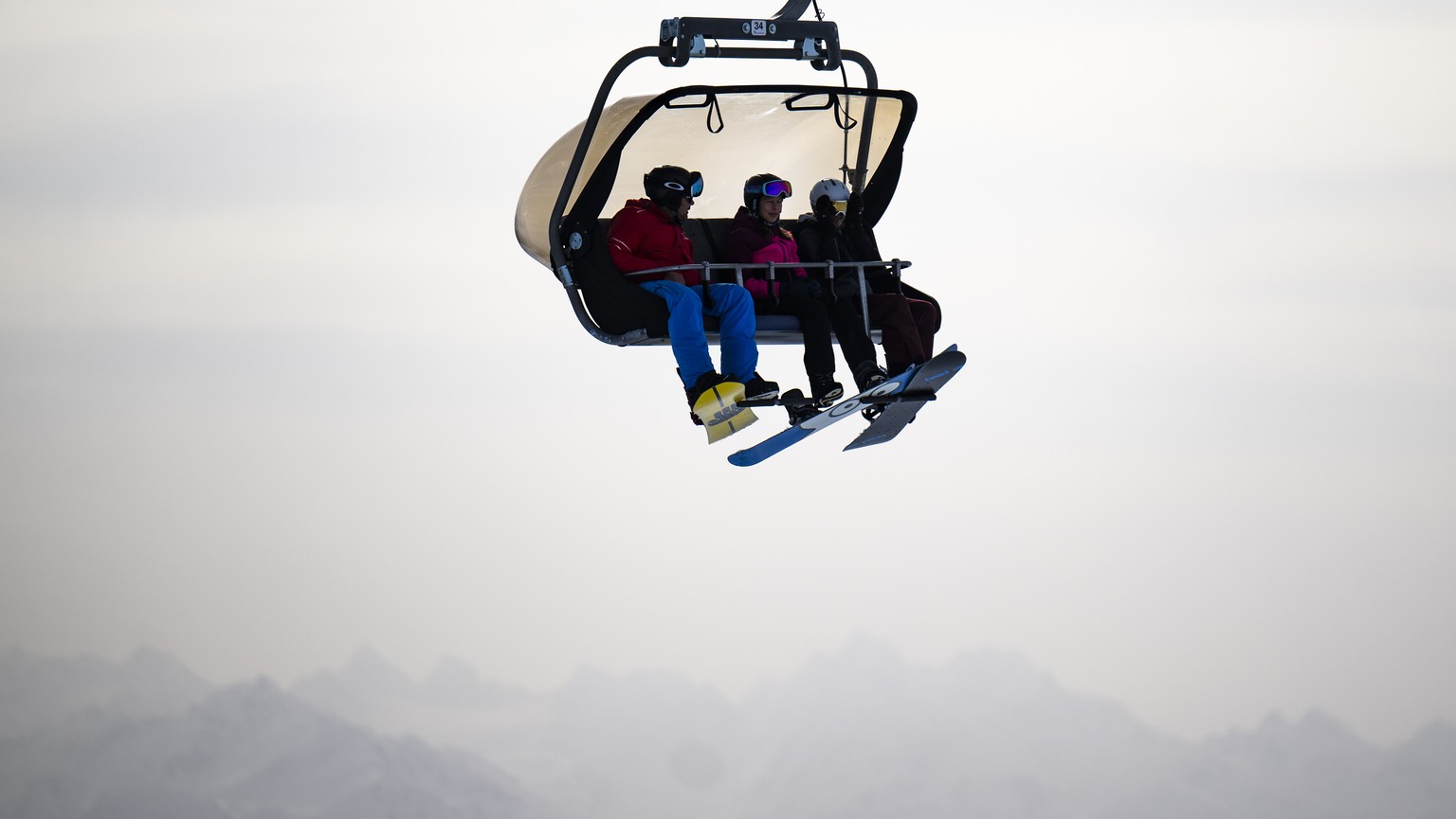 Skifahrer geniessen den letzten Tag der Saison auf der Piste am Pizol, waehrend Saharastaub die Luft eintruebt, am Sonntag, 7. April 2024, in Bad Ragaz. (KEYSTONE/Gian Ehrenzeller)