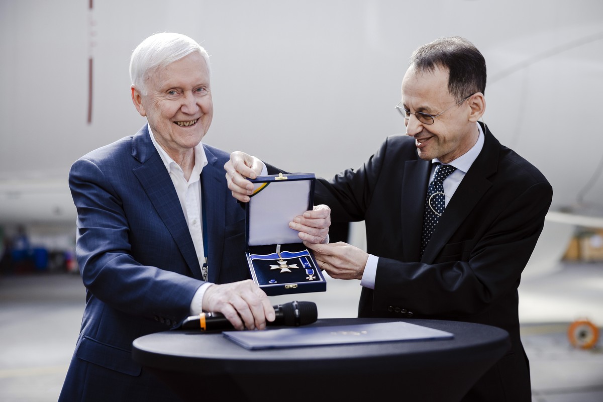Evandro Didonet, Botschafter Brasiliens in der Schweiz, rechts, uebergibt Martin Ebner, Eigentuemer Helvetic Airways Group, einen Rio Branco Orden an einem Medienanlass von Helvetic Airways in einem H ...