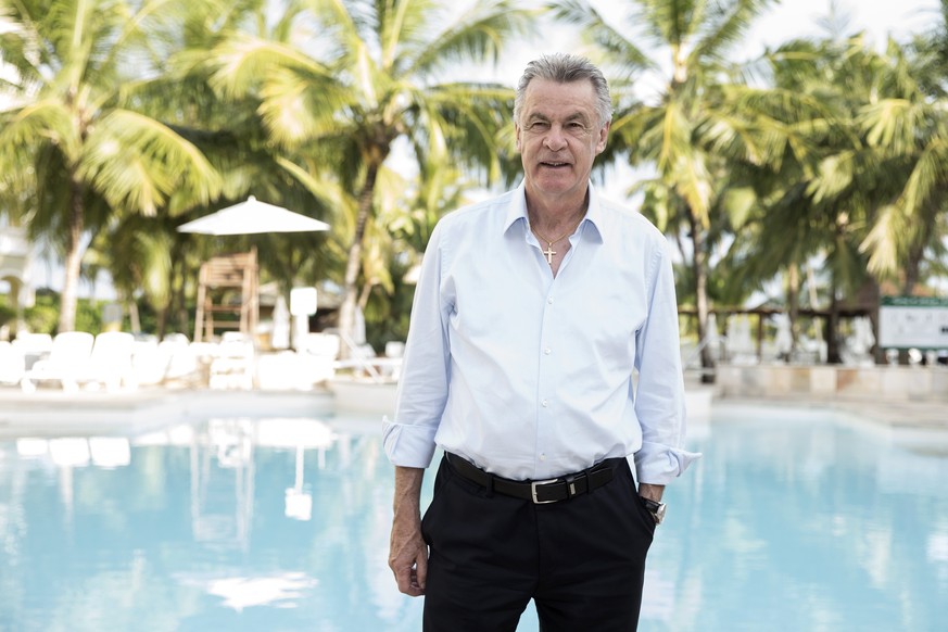 ZUM 65. GEBURTSTAG DES SCHWEIZER FUSSBALL-NATIONALTRAINERS OTTMAR HITZFELD AM SONNTAG, 12. JANUAR 2014, STELLEN WIR IHNEN FOLGENDES BILDMATERIAL ZUR VERFUEGUNG - Swiss head coach Ottmar Hitzfeld poses ...