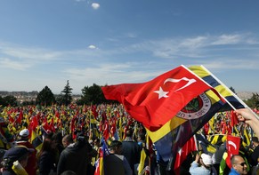 Tausende Fenerbahçe-Fans forderten Gerechtigkeit im Falle ihres Präsidenten.