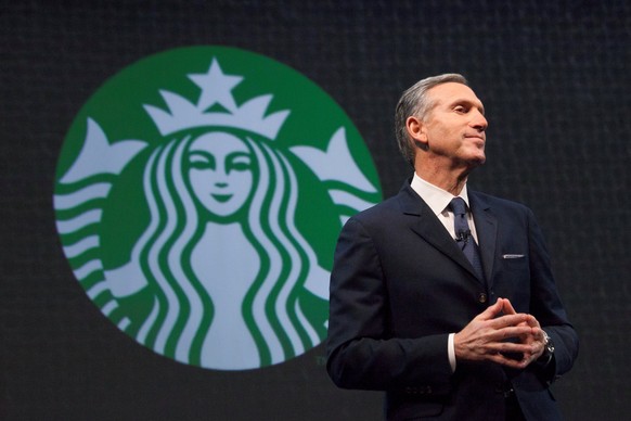 FILE PHOTO: Starbucks Chief Executive Howard Schultz speaks during the company&#039;s annual shareholders meeting in Seattle, Washington March 18, 2015. REUTERS/David Ryder/File photo