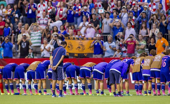 epa04816150 The Japanese team salutes the crowd at the end of the FIFA Women&#039;s World Cup 2015 Round of 16 match between Japan and Netherlands in Vancouver, Canada, 23 June 2015. Japan won. EPA/Bo ...