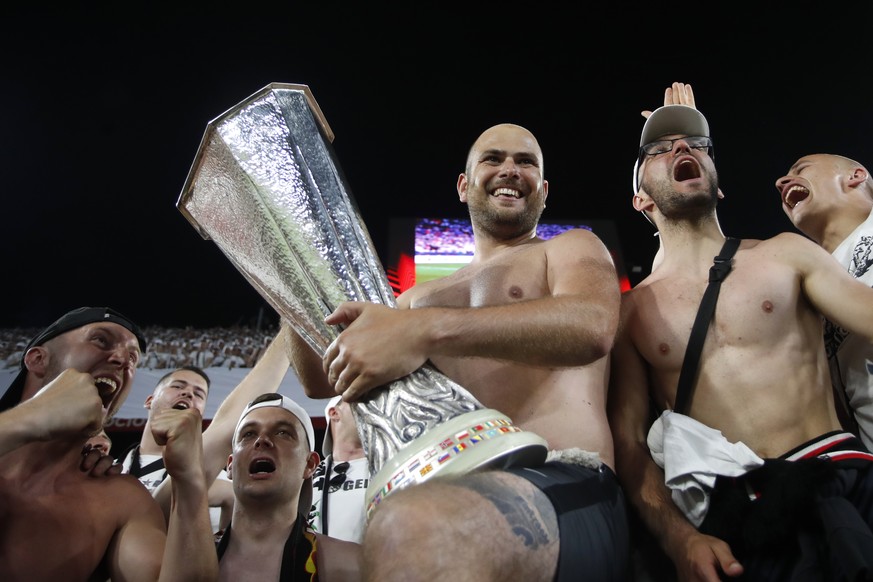 Frankfurt fans celebrate with trophy for winners of the Europa League final soccer match between Eintracht Frankfurt and Rangers FC at the Ramon Sanchez Pizjuan stadium in Seville, Spain, Thursday, Ma ...