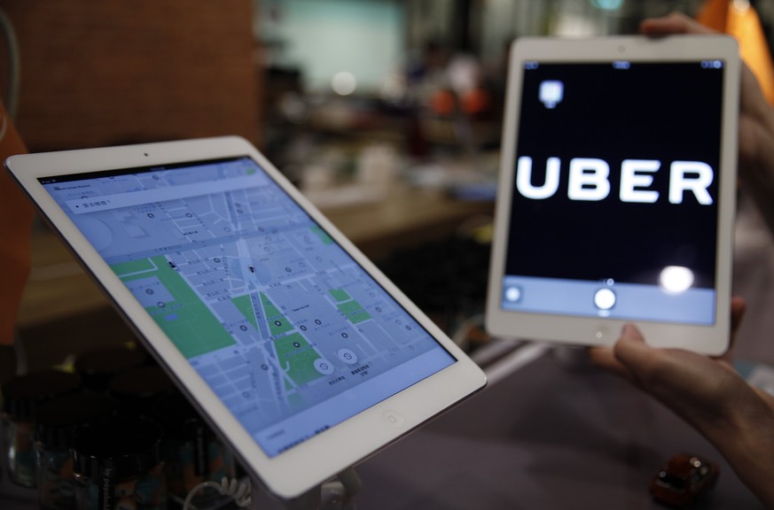 ARCHIV --- Das Uber Logo und App am 13. April 2017 in Taipe, Taiwan. Das skandalgeschuettelte US-Unternehmen liess sich offenbar auf einen Deal mit den Hackern ein und informierte die Oeffentlichkeit  ...