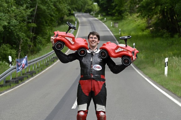Marcel Paul stellt neuen Record mit Bobby Car auf 28.05.2022 Schotten Hessen Zum 50. Geburtstag des Bobby-Cars: Marcel Paul stellt neunen Geschwindigkeitsrecord auf. Schotten Schotten Hessen Germany * ...