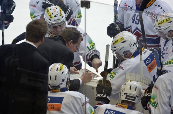 Kevin Schläpfer coachte seine Spieler gegen den SC Bern zum Sieg.