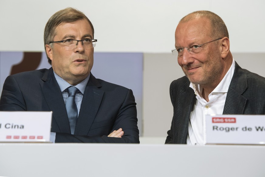 Jean-Michel Cina, der neu gewaehlte Praesident der SRG SSR, links, im Gespaech mit Generaldirektor Roger de Weck, rechts, anlaesslich einer Pressekonferenz, am Freitag, 1. Juli 2016, in Bern. Jean Mic ...