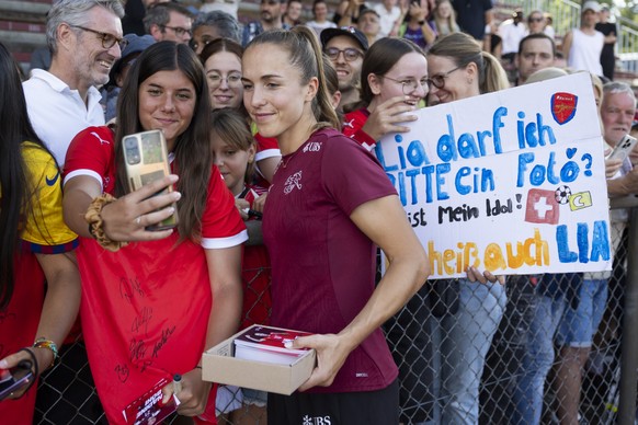 &lt;p&gt;Lia Wälti beim öffentlichen Nati-Training in Bern vor rund 4000 Fans.&lt;/p&gt;