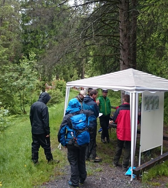 Und bei diesem Wetter halten BFH-Studenten ihre AbschlussprÃ¤sentation im Wald ab... Die richtig harten halt ;)