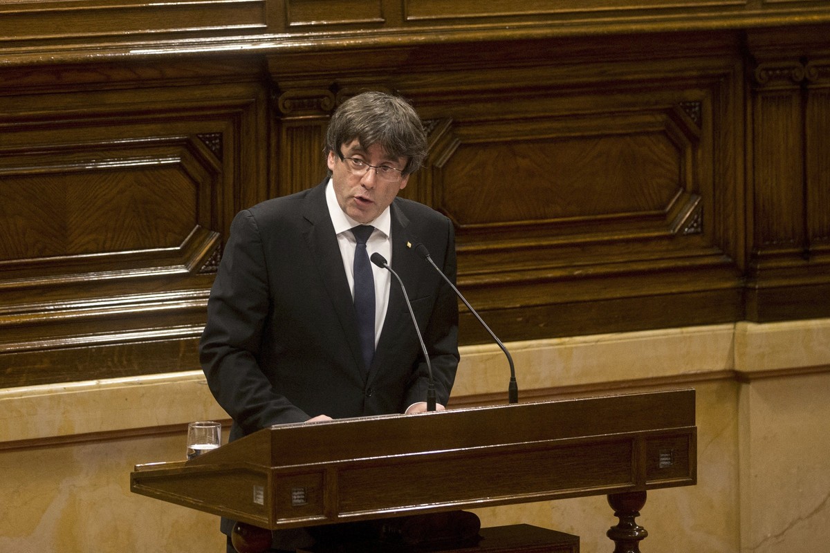 epa06257357 Catalan President Carles Puigdemont addresses the region's parliament in Barcelona, Spain, 10 October 2017. Puigdemont has proposed to suspend declaration of independence for few week ...