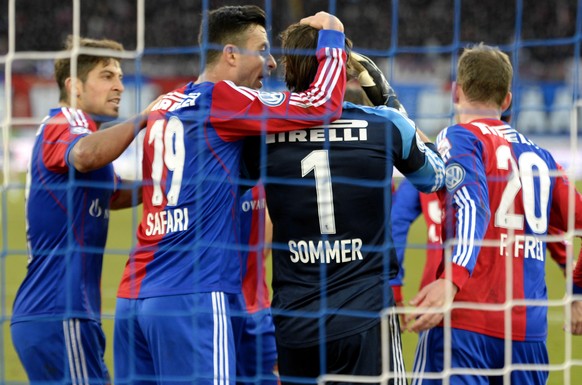 Die Basler umarmen ihren Penalty Helden Yann Sommer, Nummer 1, beim Fussball Meisterschaftsspiel der Super League zwischen dem Grasshopper Club Zuerich und dem FC Basel am Sonntag, 23. Februar 2014, i ...