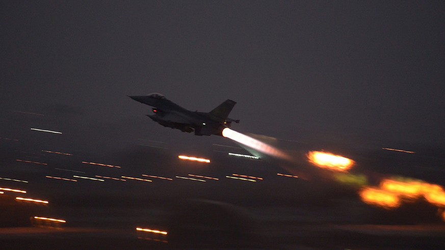 Die erste aus der Türkei geflogene US-Angriffswelle galt gestern der Terrormiliz IS in Syrien.