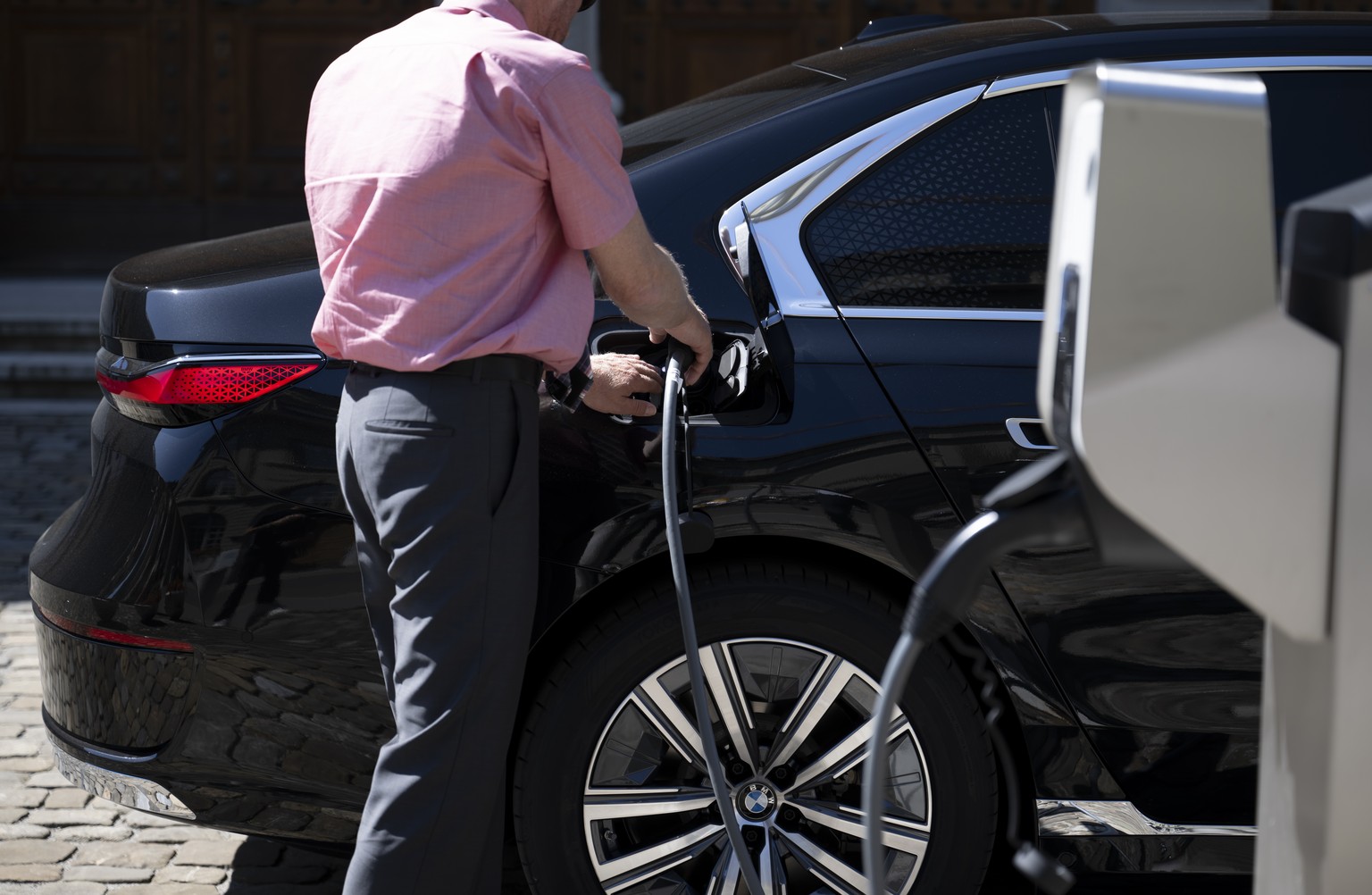 Das neue Elektrofahrzeug Typs BMW i7 von Bundesraetin Viola Amherd wird an einer Ladestation vor dem Bundeshaus aufgeladen, am Mittwoch, 14. Juni 2023 in Bern. Der Bundesrat schafft drei Elektro-Limou ...