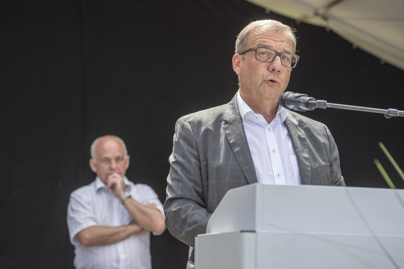 Der Nidwaldner Regierungsrat Alfred Bossard bei seiner Ansprache anlaesslich des Apero mit der Bevoelkerung des Kanton Nidwalden, waehrend einer Bundesratsreise in die Zentralschweiz, am Freitag, 5. J ...