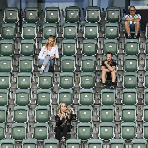 Zuschauer und Praesident Matthias Hueppi, oben links, bei einem Testspiel zwischen dem FC St. Gallen und dem FC Aarau, am Samstag, 13. Juni 2020, in St. Gallen. Die Meisterschaft wird demnaechst fortg ...