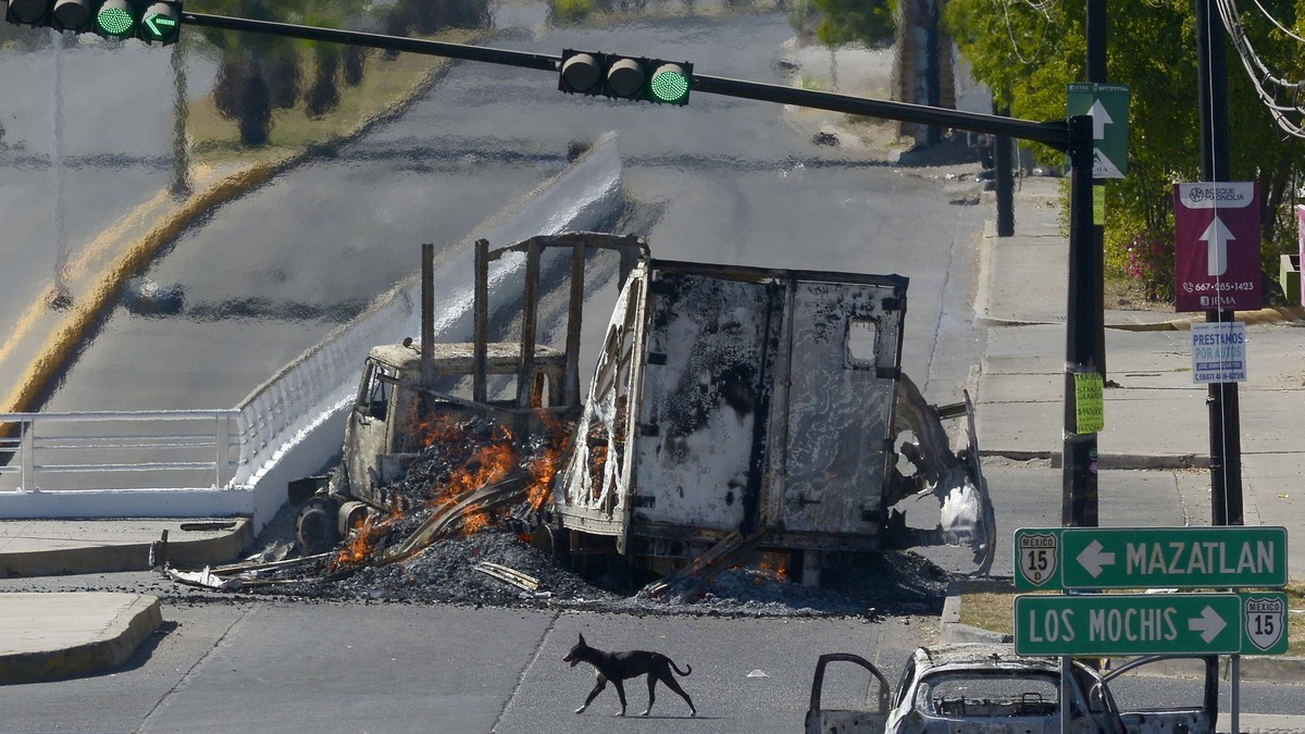 epa10391497 Burned-out vehicles after clashes between federal forces and armed groups following the capture of Ovidio Guzman, an alleged drug trafficker and the son of 'Chapo' Guzman, in the ...