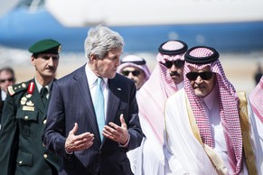 US-Aussenminister John Kerry &nbsp;im Gespräch mit dem saudischen Aussenminister Prinz&nbsp;Saud al-Faisal nach seiner Ankunft am Flughafen.&nbsp;