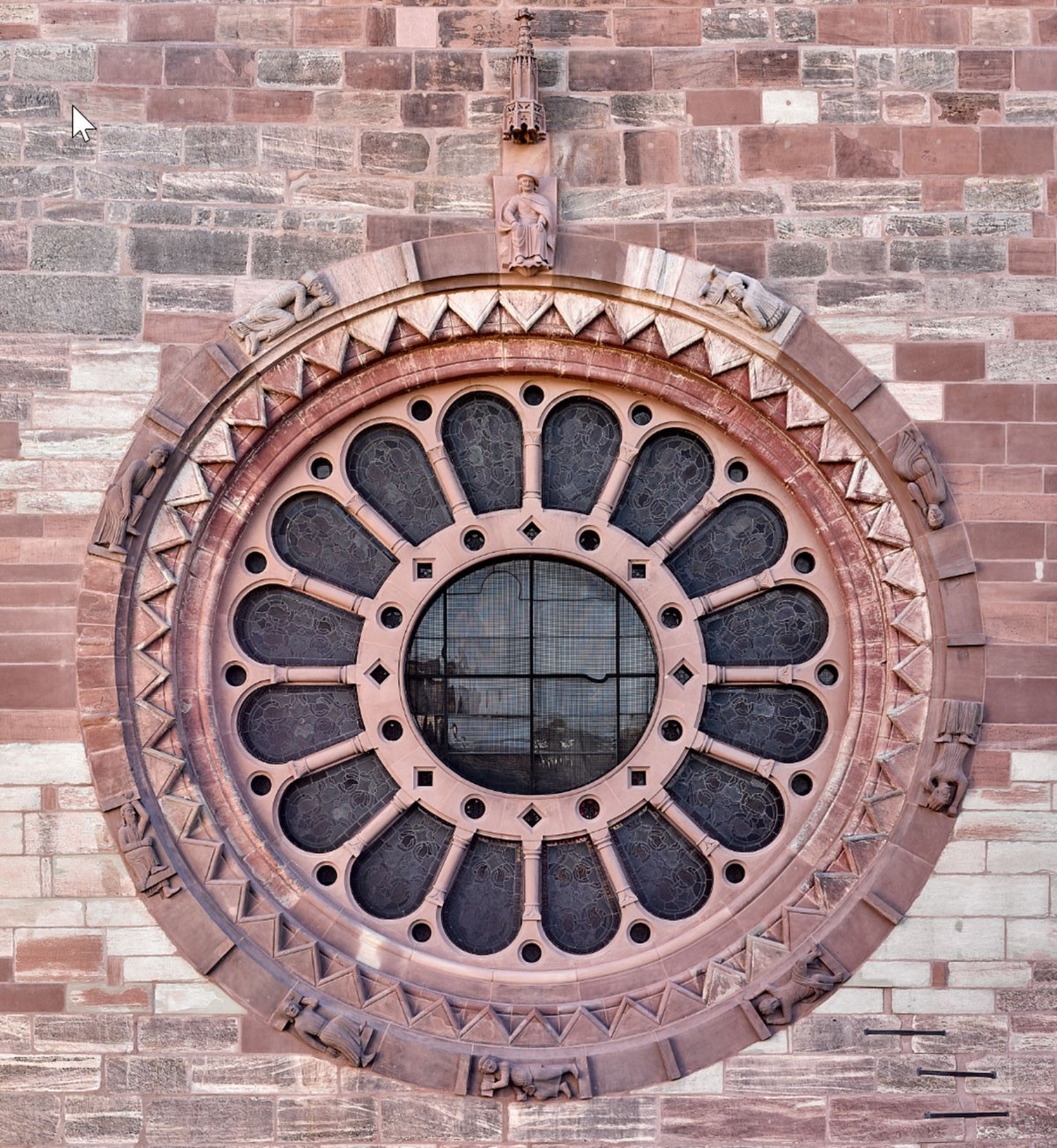 Basler Münster, Nordseite des Querschiffs, Glücksrad über der Galluspforte, um 1220; in Stein gehauene Erzählung vom schicksalhaften Hinunterstürzen, rechts, und vom glückhaften Aufsteigen der Mensche ...