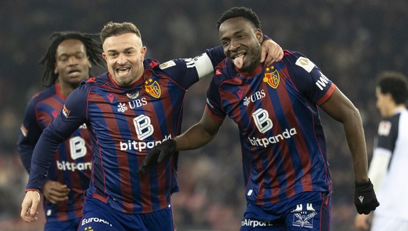 Der Torschuetze Philip Otele (FCB), rechts, jubelt mit Xherdan Shaqiri (FCB), links, und Flavius Daniliuc (FCB), rechts, bei dem Spiel der Fussball Super League zwischen dem FC Zuerich und FC Basel am ...