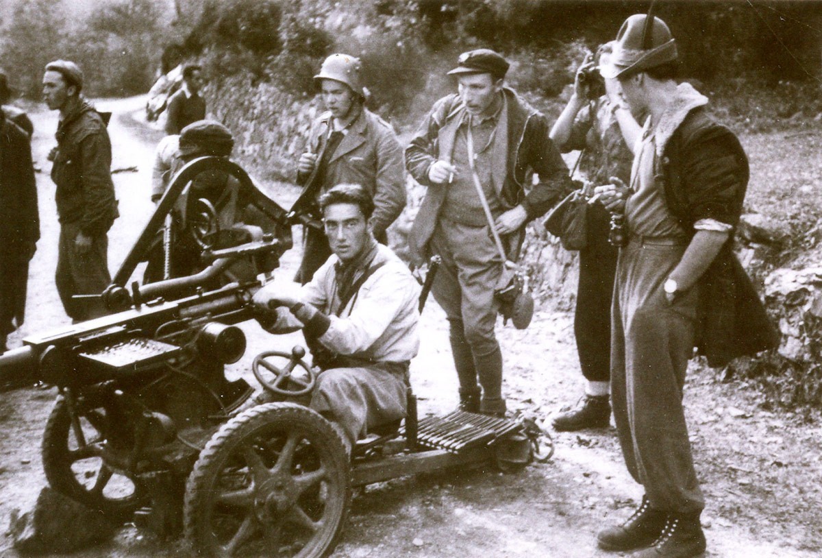 Cette photo, prise en octobre 1944 dans la vallée de Cannobina, montre le piètre équipement des partisans des vallées de l’Ossola.