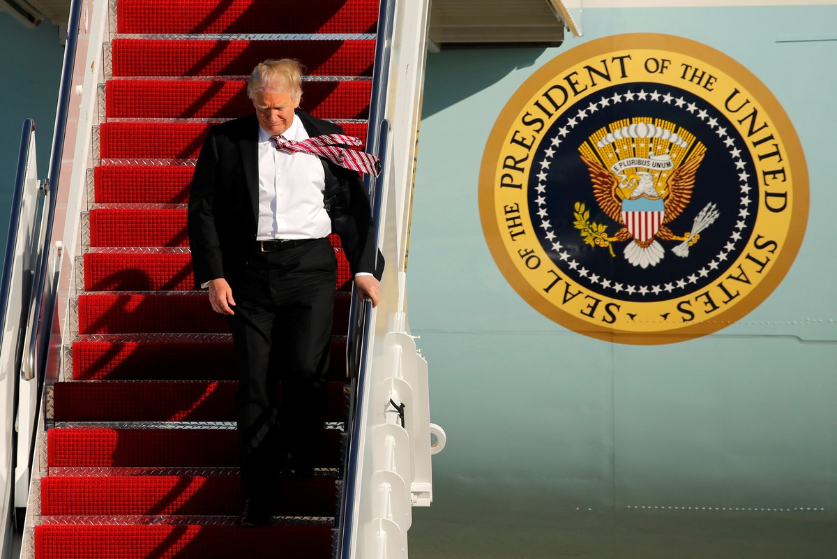 U.S. President Donald Trump arrives aboard Air Force One at Joint Base Andrews, Maryland, U.S. January 26, 2017. REUTERS/Jonathan Ernst