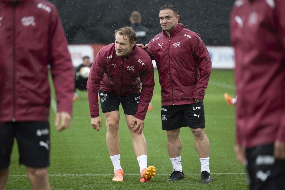 Skifahrer Marco Odermatt, links, und Xherdan Shaqiri im Training der Schweizer Fussball Nationalmannschaft im Vorbereitungscamp zur Europameisterschaft, am Freitag, 31. Mai 2024, in St. Gallen. (KEYST ...
