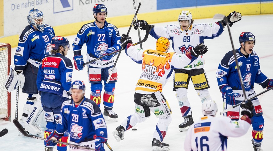 Biels Topskorer Arlbrandt und Herburger bejubeln umringt von Zürchern das 2:0.