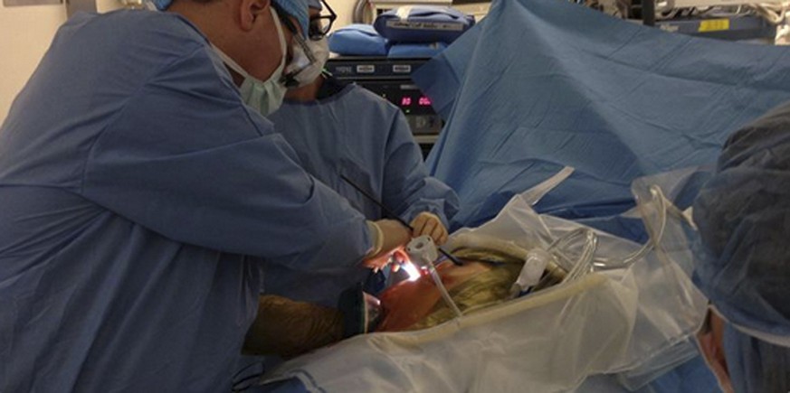 Surgeons remove a kidney from Zully Broussard at California Pacific Medical Center in San Francisco, California, March 5, 2015, in this handout photo provided by California Pacific Medical Center. Doc ...