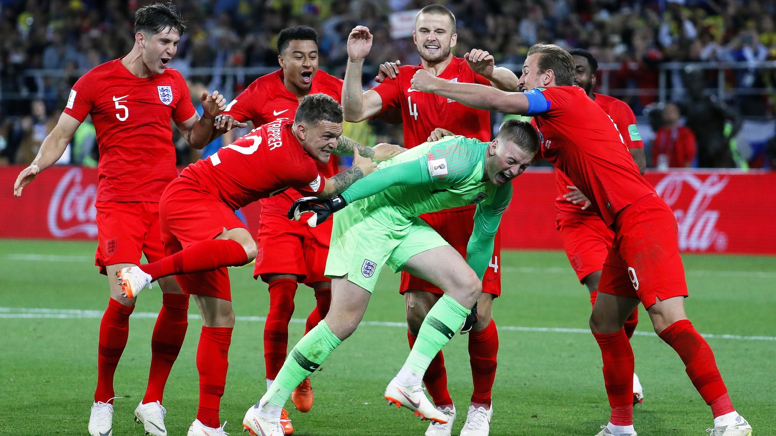 epa06862592 England&#039;s goalkeeper Jordan Pickford (C) celebrates with his teammates after the penalty shootout of the FIFA World Cup 2018 round of 16 soccer match between Colombia and England in M ...