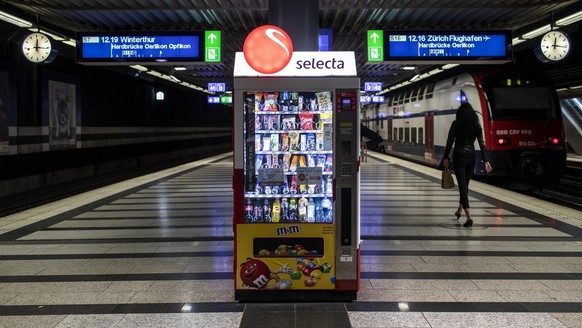 Ein Selecta-Automat im Hauptbahnhof Zuerich verkauft Schutzmasken und Desinfektionsmittel, aufgenommen am Montag, 11. Mai 2020. (KEYSTONE/Alexandra Wey)