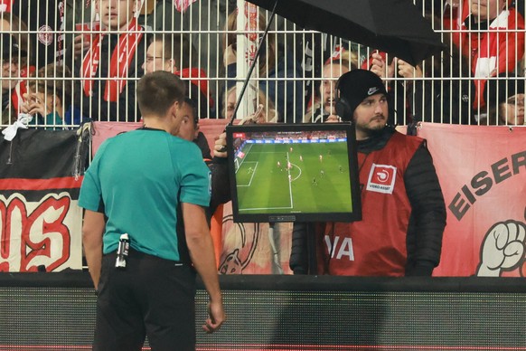 epa11710406 Referee Tobias Reichel checks the VAR screen induring the German Bundesliga soccer match between 1. FC Union Berlin and SC Freiburg in Berlin, Germany, 08 November 2024. EPA/CLEMENS BILAN  ...