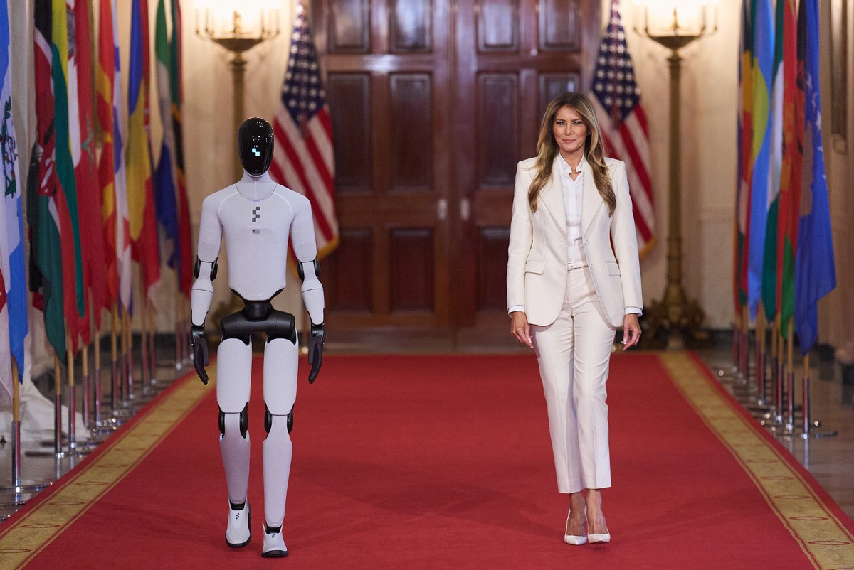 Melania Trump s'affiche aux côtés d'un robot