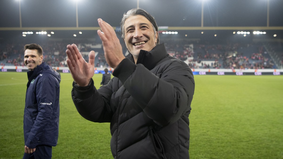 epa09584329 Switzerland's head coach Murat Yakin (R) and assitant coach Vincent Cavin (L) celebrate after winning the FIFA World Cup 2022 group C qualifying soccer match between Switzerland and B ...