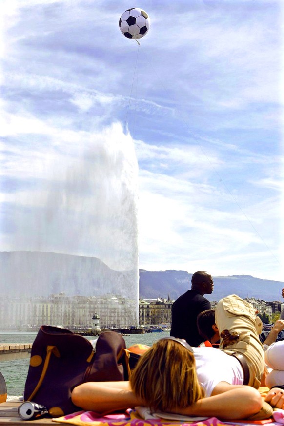 Strollers enjoy the sun at the Paquis swimming facilities on the bank of the Lake Geneva in Geneva, Switzerland, Sunday, April 27, 2008. (KEYSTONE/Salvatore Di Nolfi)