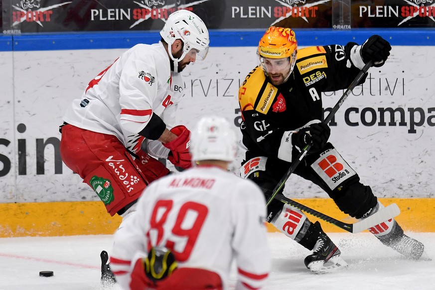 Lugano&#039;s Top Scorer Mark Arcobello ,right, fight for the puck with Lausanne&#039;s playerMark Barberio, left during the preliminary round game of National League A (NLA) Swiss Championship 2020/2 ...