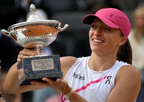 epa11351118 Iga Swiatek of Poland poses with her trophy after winning her women&#039;s final match against Aryna Sabalenka of Belarus at the Italian Open tennis tournament in Rome, Italy, 18 May 2024. ...