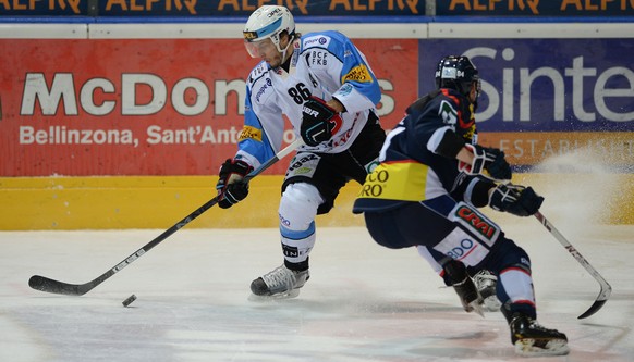 «Tussi» Julien Sprunger trifft nach einem kleinen Tänzchen vor Ambri-Keeper Saikonnen herrlich.