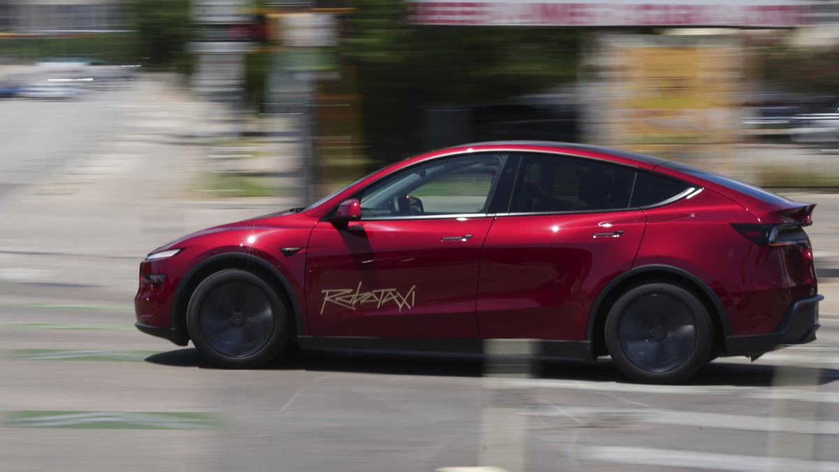 A driverless Tesla robotaxi, a ride-booking service, moves through traffic, Sunday, June 22, 2025, in Austin, Texas. (AP Photo/Eric Gay)
Musk Self Driving Promises