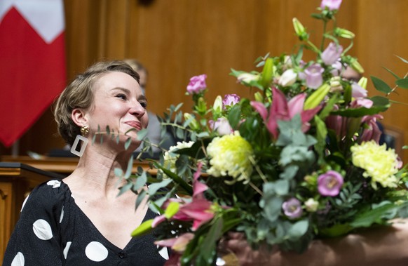 Die neu gewaehlte Nationalratspraesidentin Irene Kaelin, GP-AG, erhaelt nach ihrer Wahl Blumen, am ersten Tag der Wintersession der Eidgenoessischen Raete, am Montag, 29. November 2021 im Nationalrat  ...