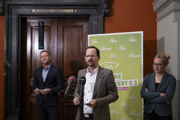 Balthasar Glaettli, Parteipraesident Gruene und Nationalrat GP-ZH, Mitte, spricht neben Fabien Fivaz, Nationalrat GP-NE, links, und Aline Trede, Fraktionspraesidentin Gruene und Nationalraetin GP-BE,  ...