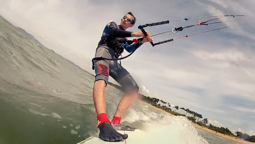 Philipp Bachinger, qui dirige l'entreprise, en kite surf.