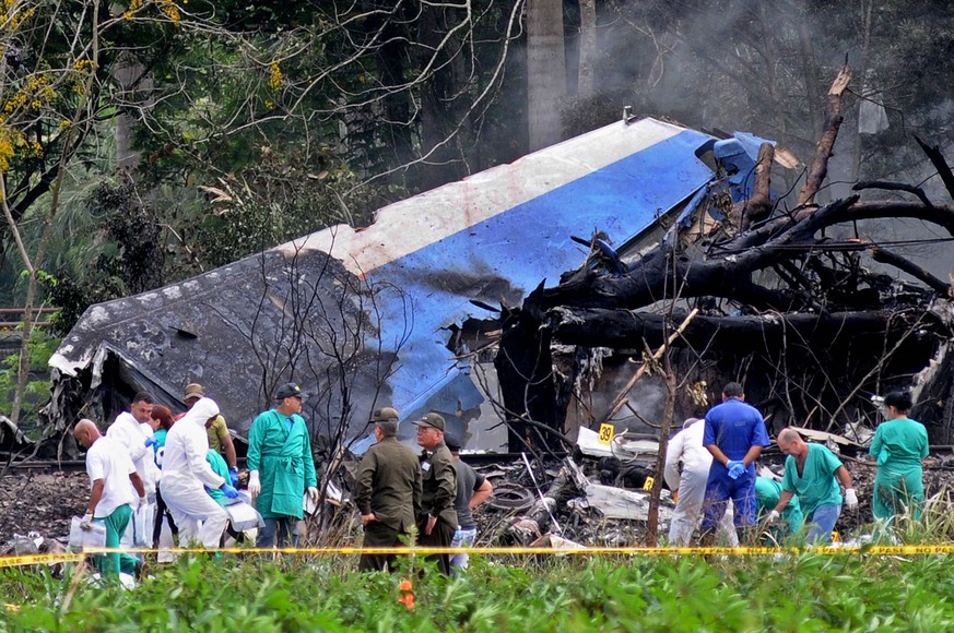 epa06748392 Police and military personnel work among the wreckage of the Boeing-737 plane that crashed shortly after taking off from the Jose Marti airport in Havana, Cuba, 18 May 2018. Most of the mo ...