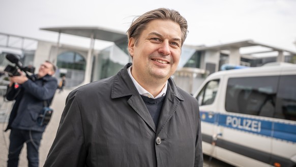 24.04.2024, Berlin: Maximilian Krah AfD-Spitzenkandidat zur Europawahl, kommt zu einem Pressestatement nach dem Gespr