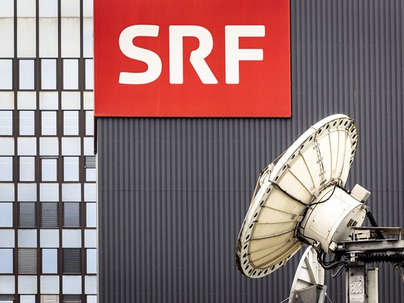 Das Logo des Schweizer Radios und Fernsehens SRF beim Fernsehstudio Leutschenbach neben einer Sattelitenschuessel, aufgenommen am Mittwoch, 5. Februar 2025 in Zuerich. (KEYSTONE/Michael Buholzer)