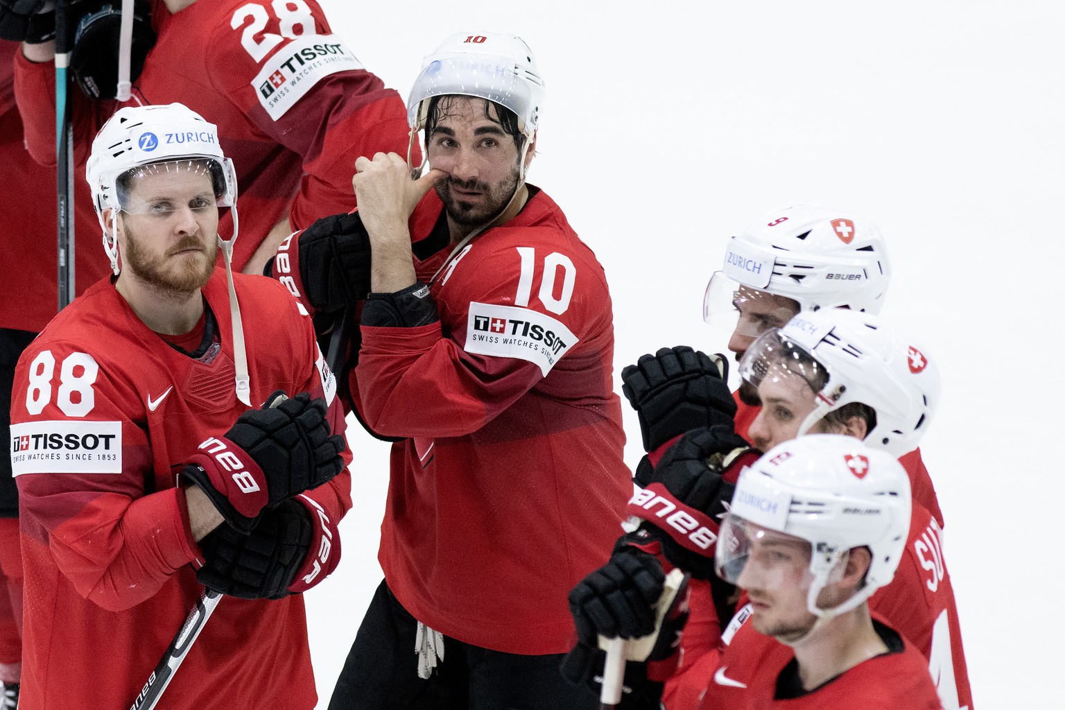 Switzerland&#039;s Christoph Bertschy, left, and Andres Ambuehl are disapointed during the Ice Hockey World Championship quarter final match between Switzerland and the United States of America in Hel ...