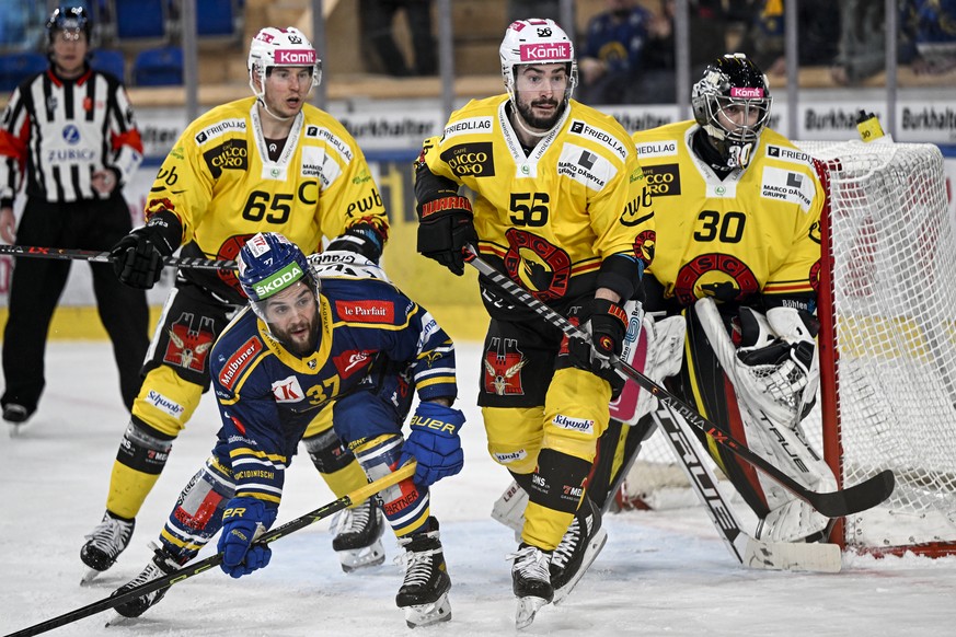 Die Berner Ramon Untersander, Christian Pinana und Goalie Philip Wuethrich, v.l. bewachen den Davoser Julian Schmutz vor ihrem Goal, im Eishockey-Qualifikationsspiel der National League zwischen dem H ...