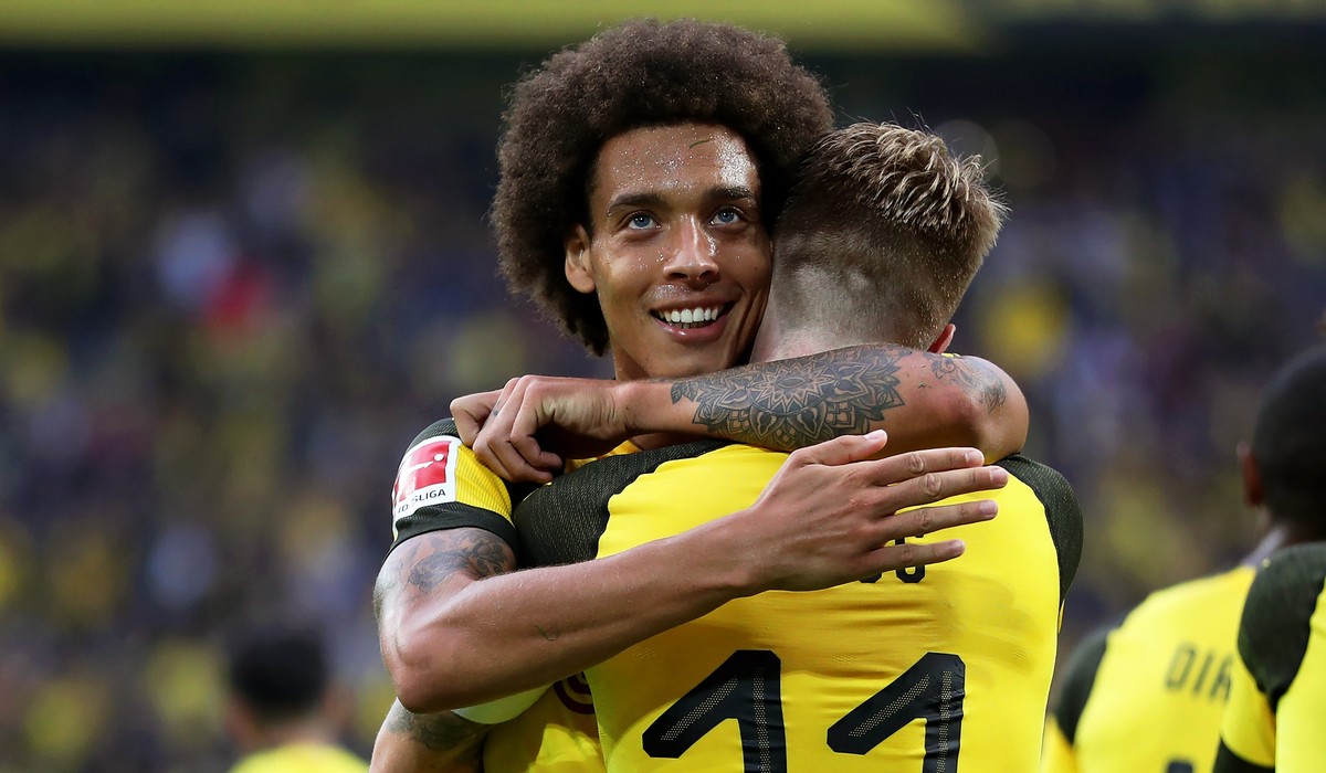 epa06975209 Dortmund's Marco Reus (R) celebrates with his teammate Axel Witsel (L) after scoring the 4-1 lead during the German Bundesliga soccer match between Borussia Dortmund and RB Leipzig in ...