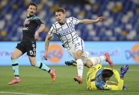 Napoli&#039;s Alex Meret, right bottom, and Inter Milan&#039;s Nicolo Barella, center, vie for the ball during a Serie A soccer match between Napoli and Inter Milan at the Diego Armando Maradona Stadi ...